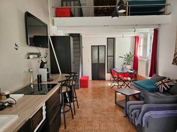 Gîte pour 4 personnes, avec jardin ainsi que piscine et terrasse à La Bastidonne