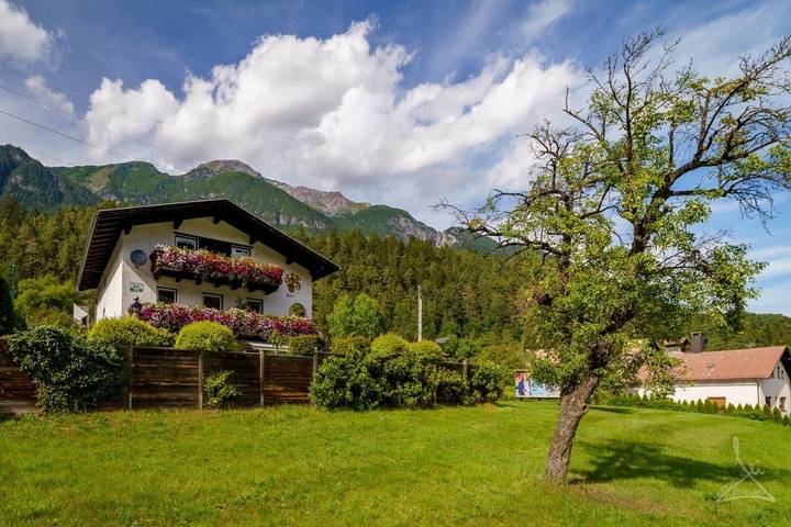 Ferienwohnung für 4 Personen, mit Balkon und Ausblick in Grins