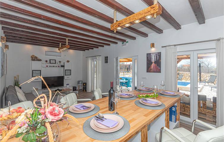 Gemütliche 140 m² große Ferienwohnung mit Pool, Terrasse und WLAN in der Nähe des Flusses Čikola in Dalmatinisches Zagora