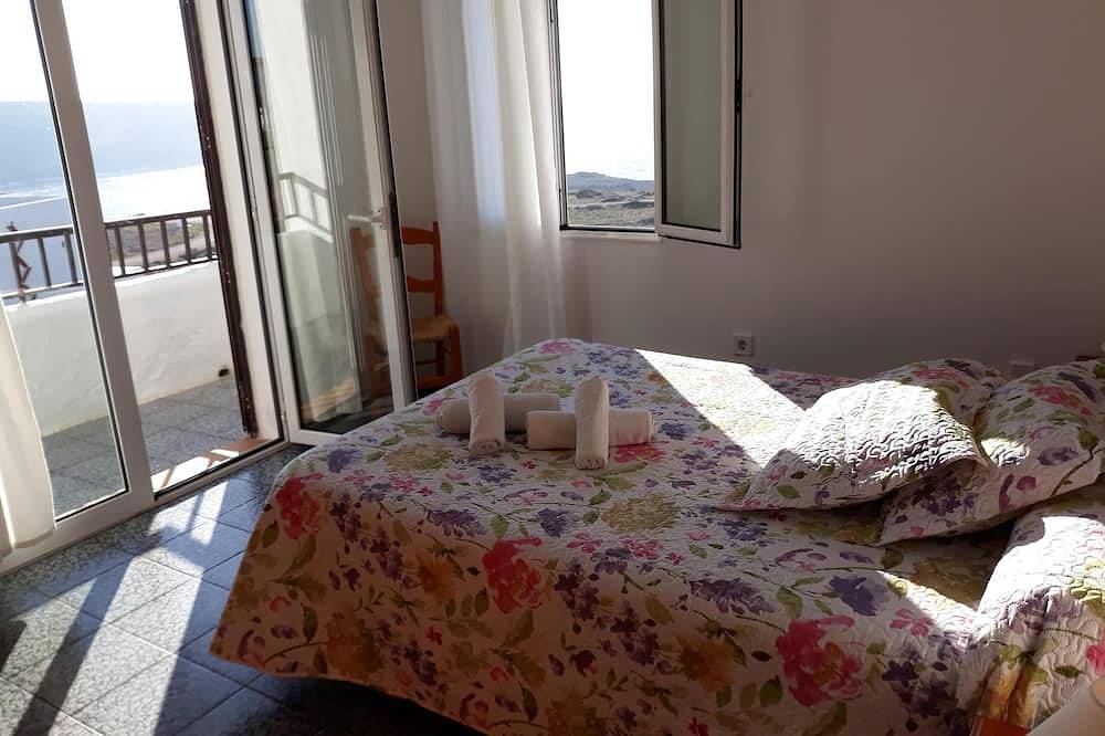 Casa en Calan Morell con jardín, piscina privada y Bbq a 500 m de la playa in Ciudadela, Menorca