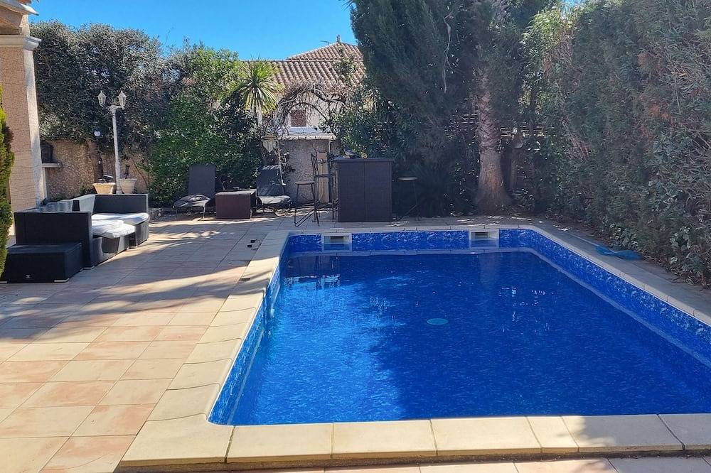 Maison Avec Terrain et Piscine à 10 Minutes à Pieds de la Plage et Centre Ville in Mèze, Côte d'Améthyste