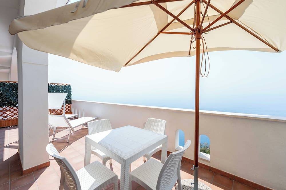 Geheel appartement, Boundless sea views with large furnished terrace, super fast wifi, a/c in Pianillo, Tovere