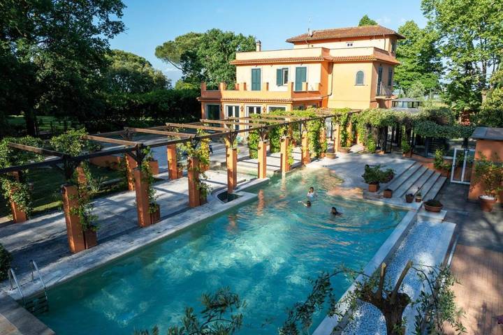 Apartahotel para 2 personas, con vistas además de piscina y jardín en Roma