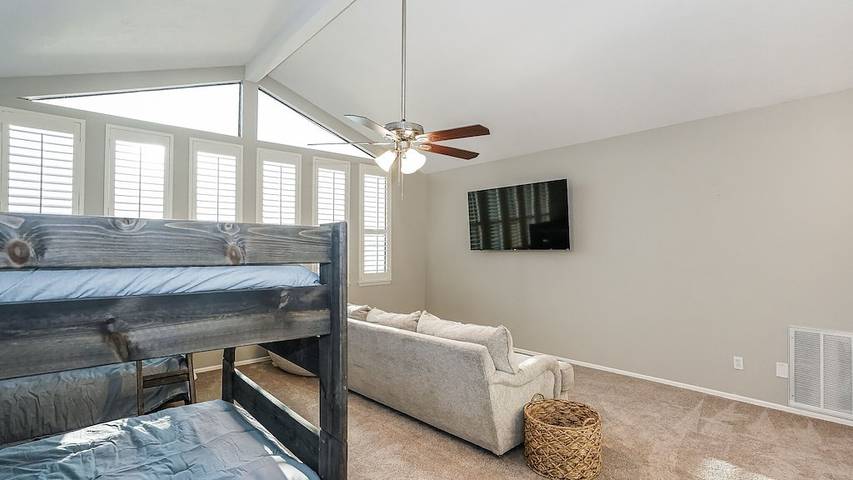 Vacation house for 12 people, with hot tub and balcony in Lake Conroe