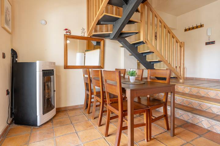 Apartamento entero, Apartamento vacacional "Duplex 23 E" con vistas a la montaña, terraza privada y Wi-Fi in Sierra Nevada Ski Resort, Monachil