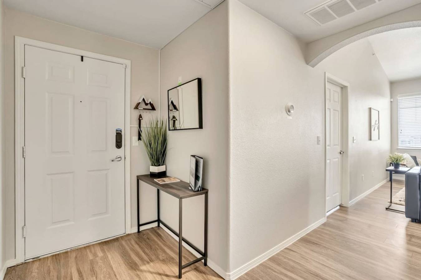 Entire apartment, Welcoming 2Br: Pool, Gym, Near Hill Afb & Lagoon in Davis County