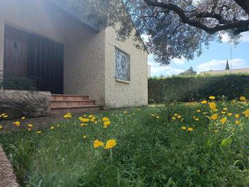 Location de vacances pour 6 personnes, avec terrasse ainsi que jardin et piscine à Montfrin