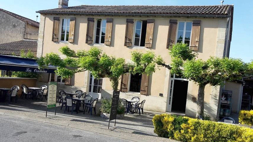 Chambre d’hôte pour 2 personnes, avec Terrasse et Jardin ainsi que Piscine et Vue