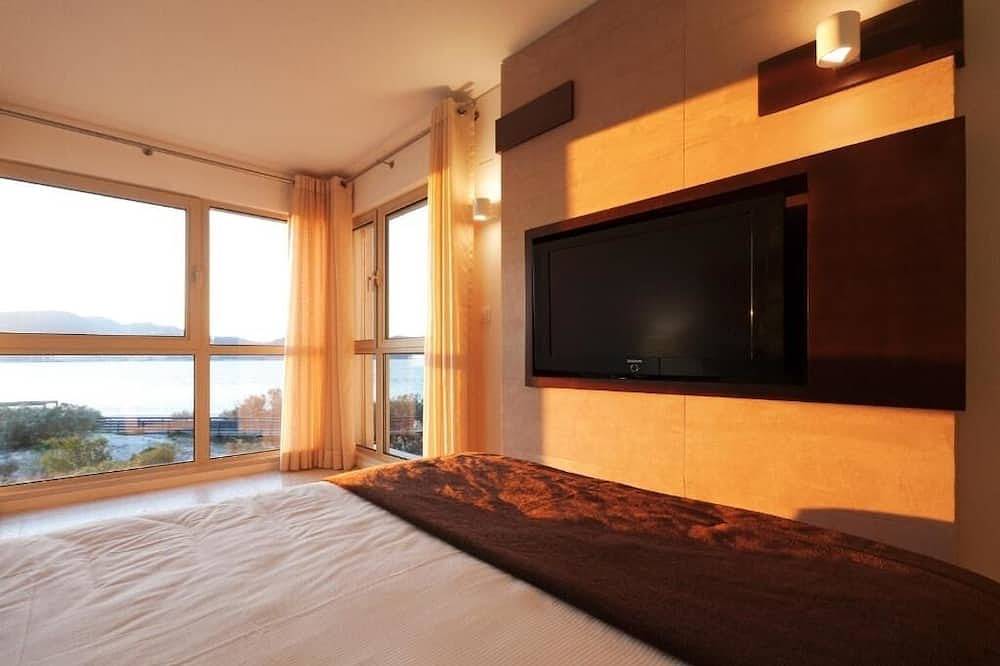 Beach Escape with Onsite Pool & Spa,Tennis, Free Parking, Short Drive to Lisbon! in Praia Tróia Mar, Carvalhal