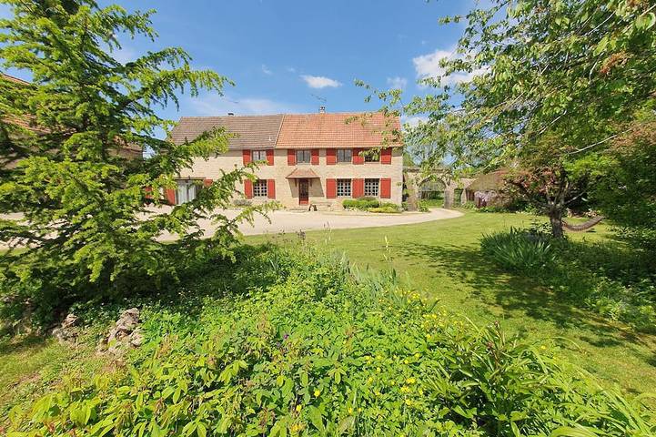 Location de vacances pour 10 personnes, avec terrasse ainsi que jardin et jacuzzi dans Éguilly