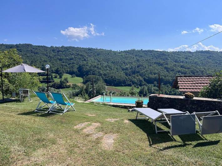 Gîte pour 2 personnes, avec Balcon et Terrasse ainsi que Jardin et Piscine à Mombarcaro