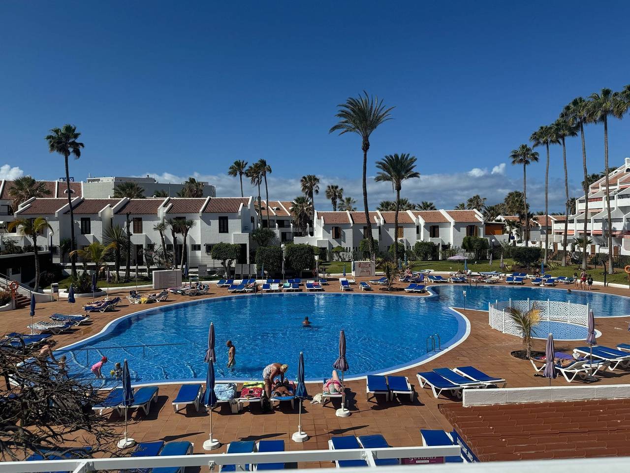 Entire apartment, Spacious 2 Bedroom Duplex on Parquesantiago 2 in Playa de las Américas, Arona