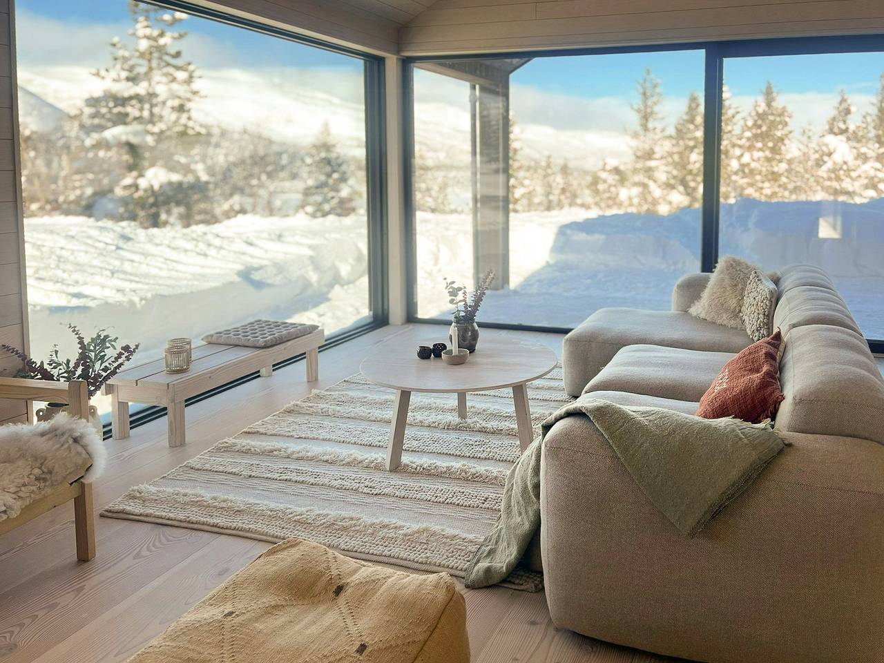 Hütte auf Hallbjønnsekken mit Blick auf Spafjell in Tokke