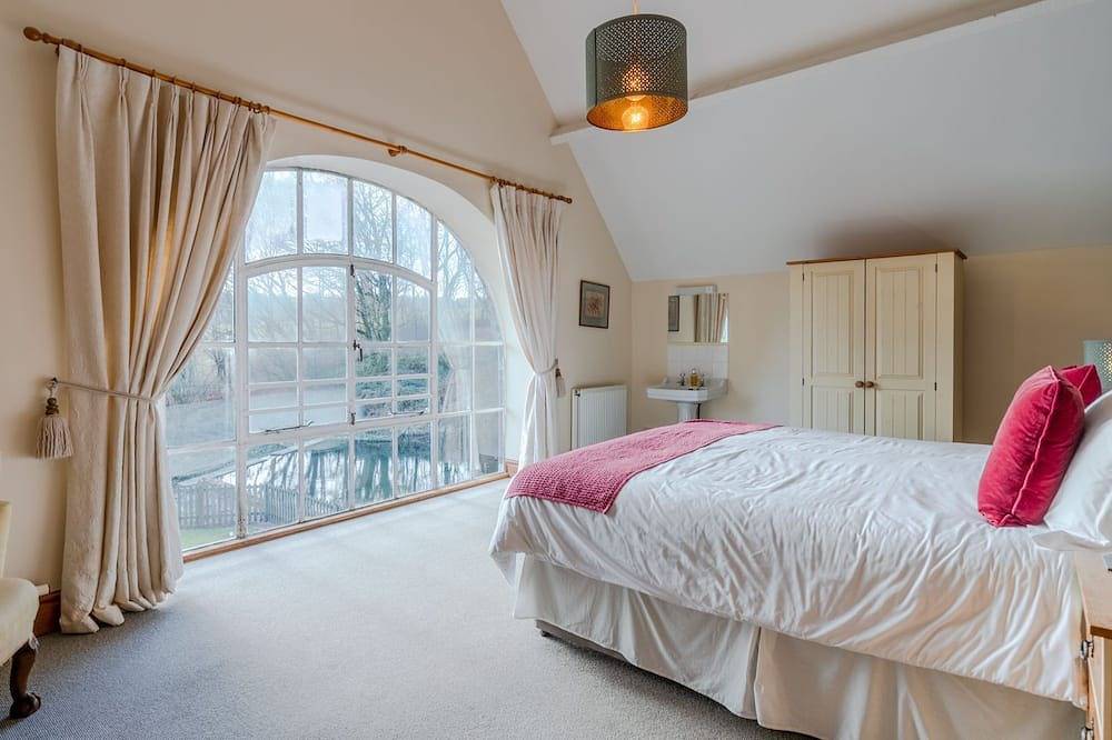 The Old Pump House, Forest of Dean - sleeps 6 guests in 3 bedrooms in Gloucestershire