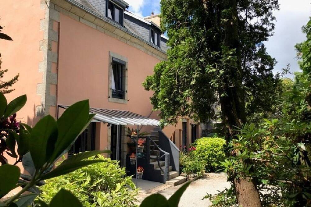 Maison de famille de charme avec jardin clos de murs en pierres in Rosporden, Région de Quimper