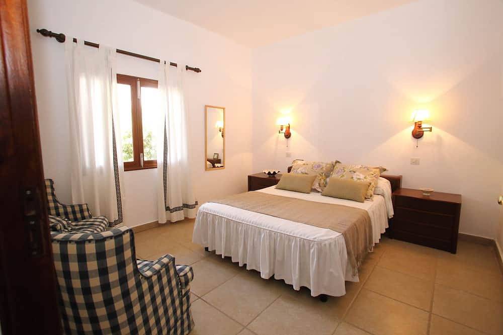 Charming Mallorcan-style chalet with large private pool and barbecue in Portocolom, Felanitx