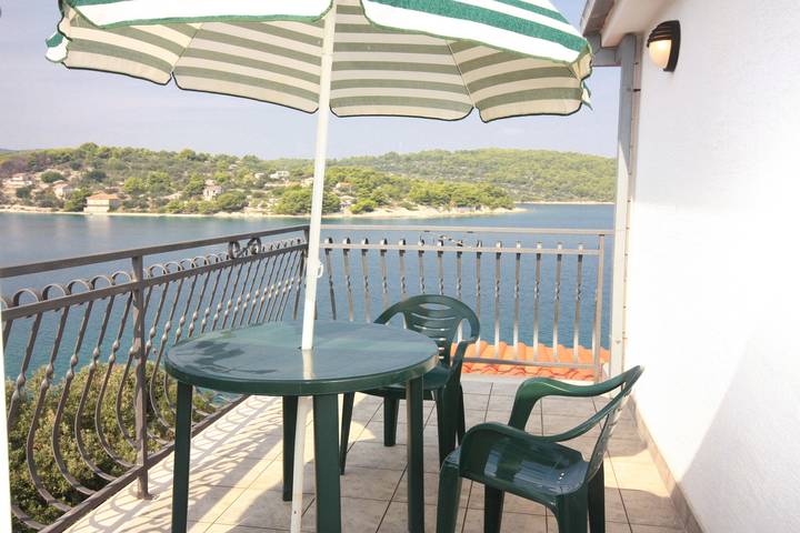 Apartament wakacyjny dla 2 osób, z balkon/ taras w Šolta