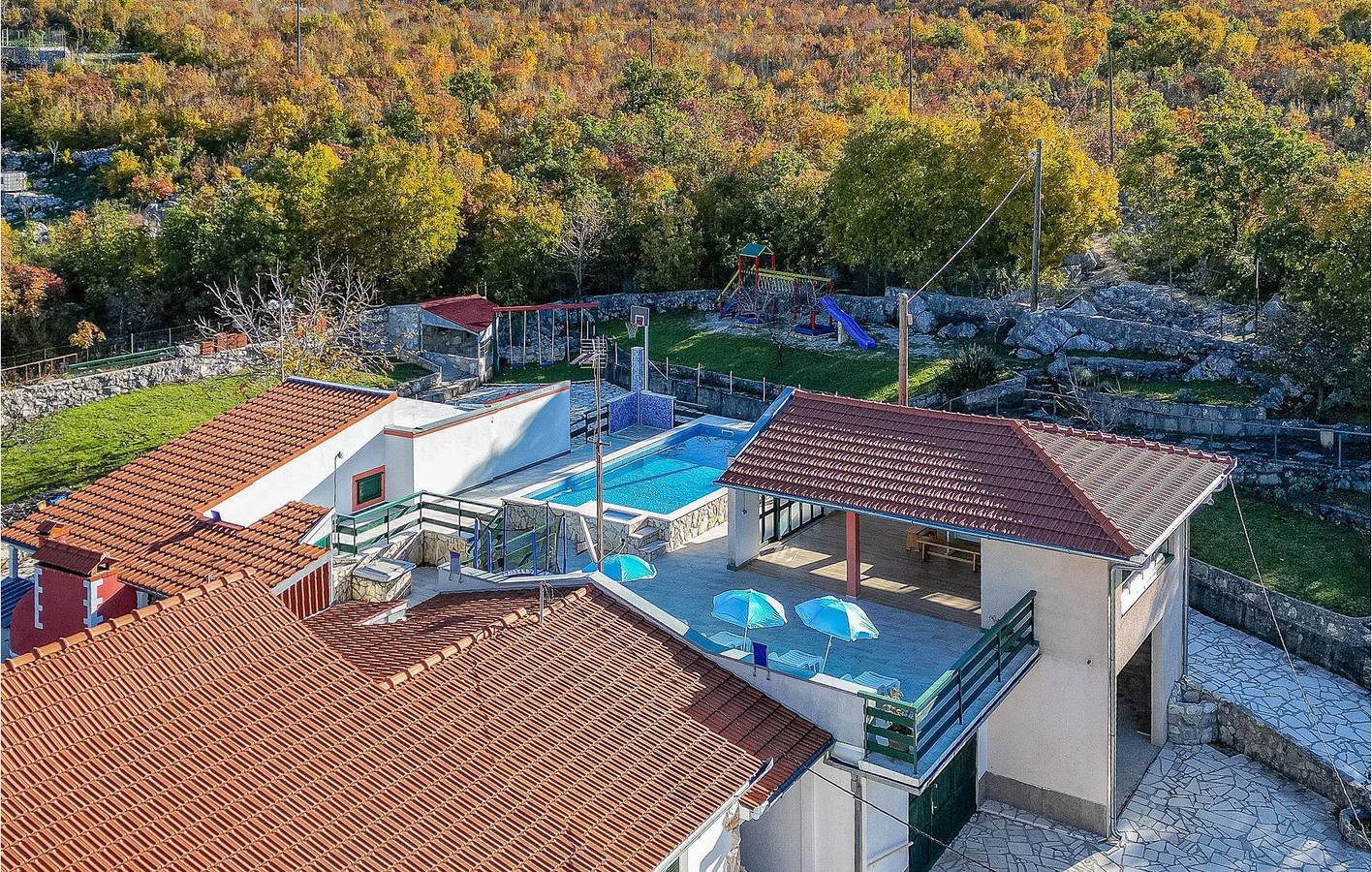 Charmante 160 m² große Wohnung mit Pool, WLAN und Terrasse in Dalmatinisches Zagora