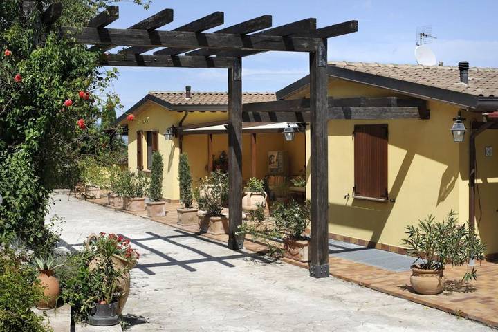 Agriturismo per 2 persone, con Balcone e Terrazza nonché Giardino e Piscina a Bettona