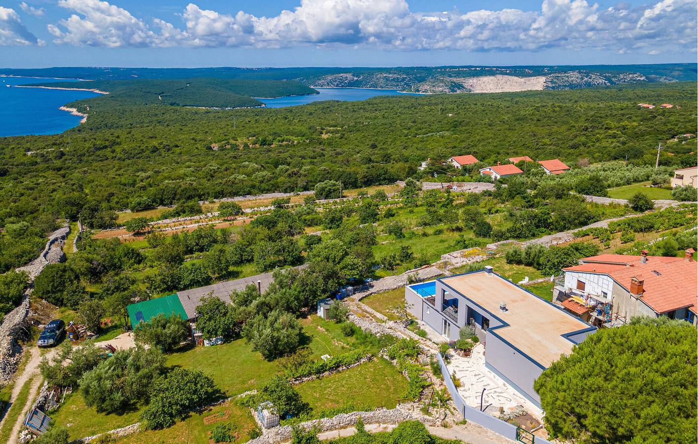 Gemütliche 1-Zimmer-Wohnung mit Pool und Terrasse, 2 km vom Strand entfernt in Raša, Ostküste Istrien