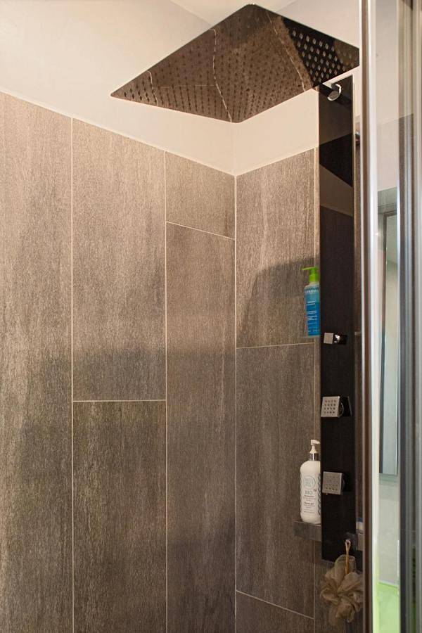 Location de vacances pour 6 personnes, avec terrasse ainsi que vue et piscine à Solliès-Pont - 2