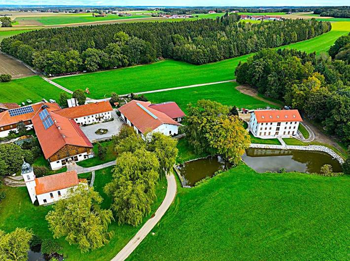 Ferienhaus, mit Balkon/Terrasse und Terrasse sowie Pool und Sauna in Münchner-umland