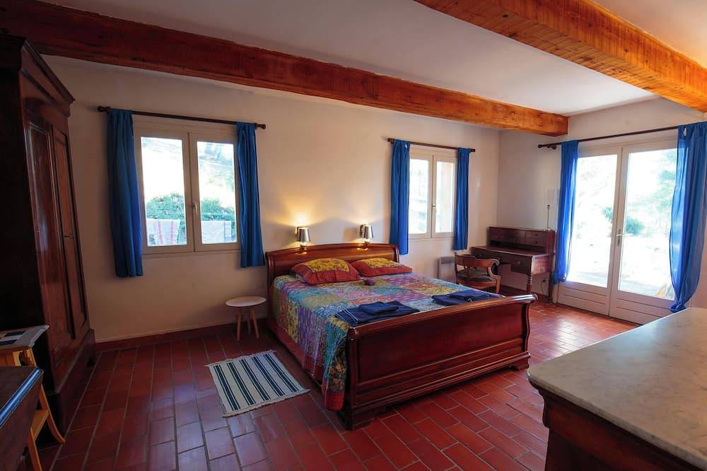 Peaceful villa, large quiet plot with swimming pool in Rognes, Aix-en-Provence region