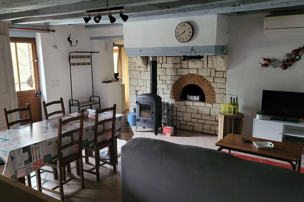 Maison de Campagne Dans un Cadre Reposant et Verdoyant in Saint-Pierre-les-Étieux, Saint-Amand-Montrond