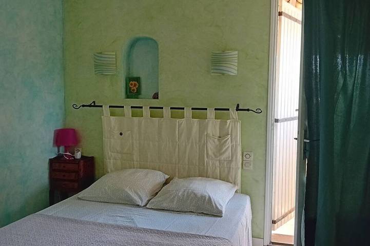Sehr angenehmes, geräumiges und gut ausgestattetes Haus - 1000 m2 Grundstück in Le Pin, Nimes und Umgebung