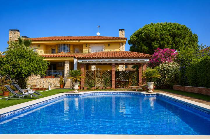 Chalet para 16 personas, con terraza y jardín, Se admiten mascotas en Vilafortuny