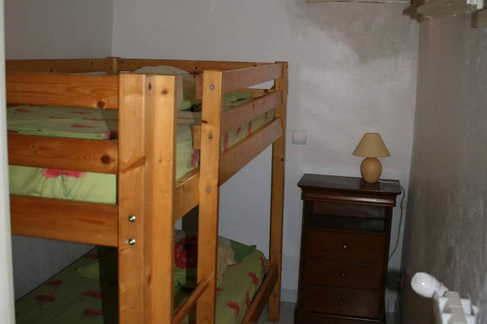 Gite sleeps 2/4 in the large Xviiith century building of an estate with swimming pool in Gravières, Parc naturel régional des Monts d'Ardèche