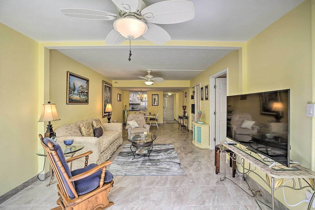 Ganze Wohnung, Cheery Condo with Pool Access: 3 Miles to Beach! in Iona, Southwest Florida