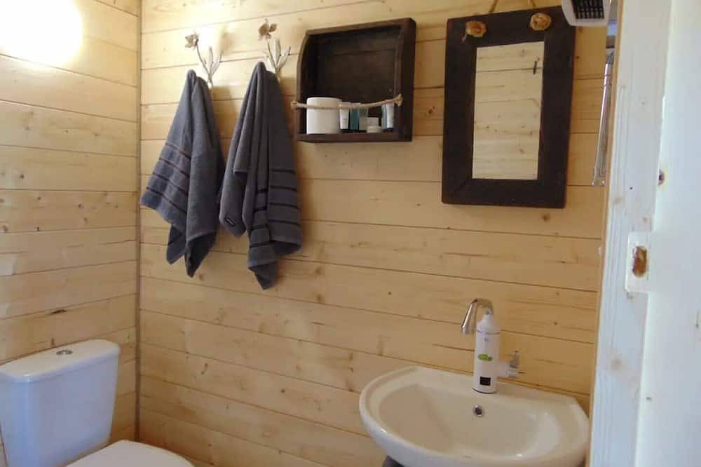 Private Quiet Cabin, overlooking Paddocks Vineyards and Pine Forest in Westfield, Sussex Est