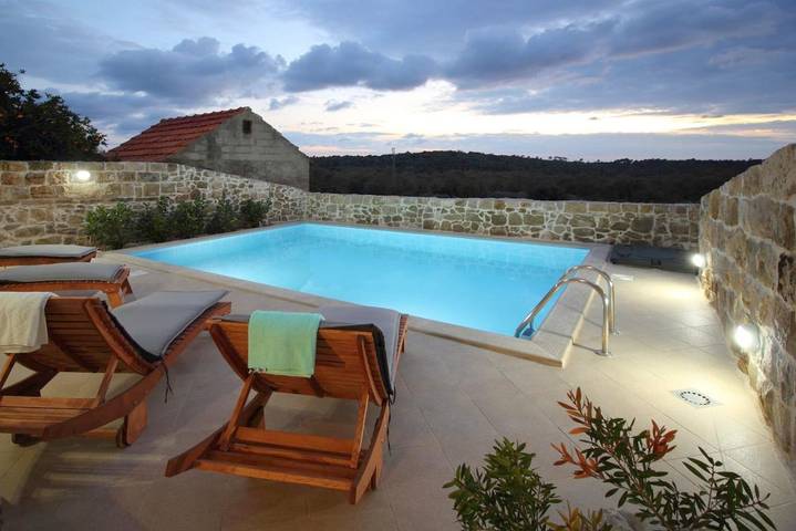 Villa per 6 persone, con panorama e giardino nonché piscina, con animali domestici in Canali