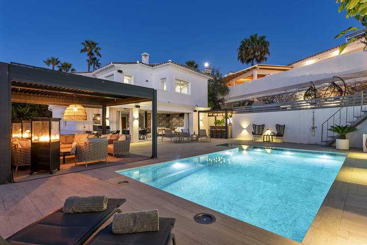 Villa pour 8 personnes, avec jacuzzi ainsi que jardin et balcon à Puerto Banús