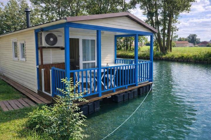 Bateau pour 6 personnes, avec jacuzzi et jardin, adapté aux familles à Ouges - 2