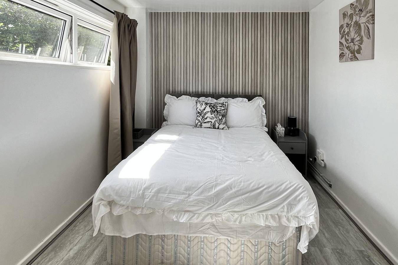Entire holiday apartment, Apartment - Sleeps 2 & Free Parking in Birmingham, Birmingham Area
