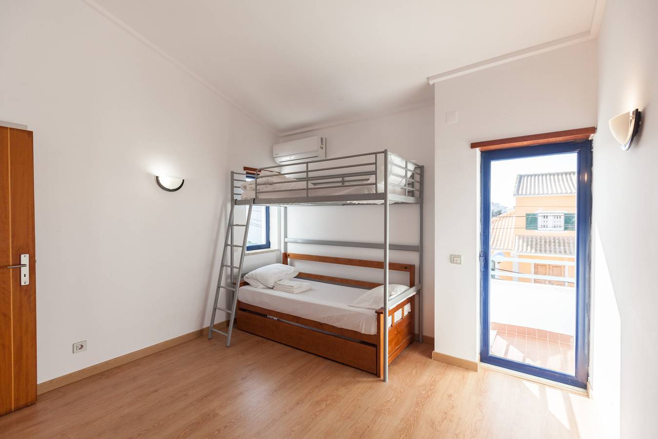 Flh Caparica Town House with Pool in Charneca de Caparica e Sobreda, Halbinsel von Setúbal