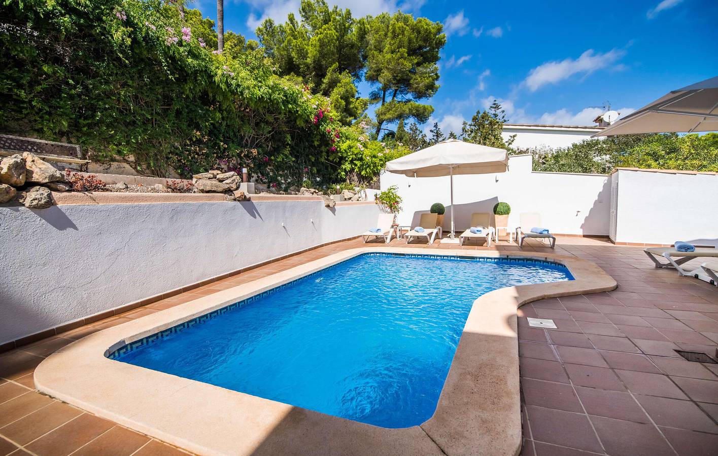 Seaside Terrace Apartment with Pool & BBQ, 500m to Cala de n´Aladern in Cala Provençal, Capdepera
