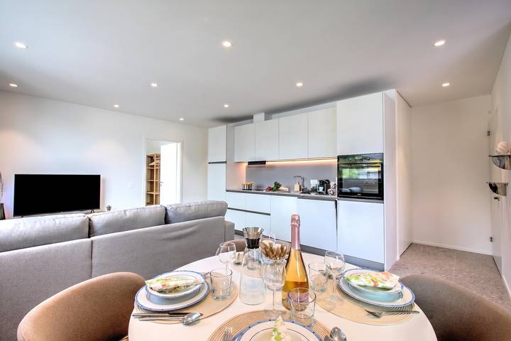 Ganze Wohnung, Urban Maggiolina Sunset with Terrace & Mountain Views in Locarno, Tessiner Alpen