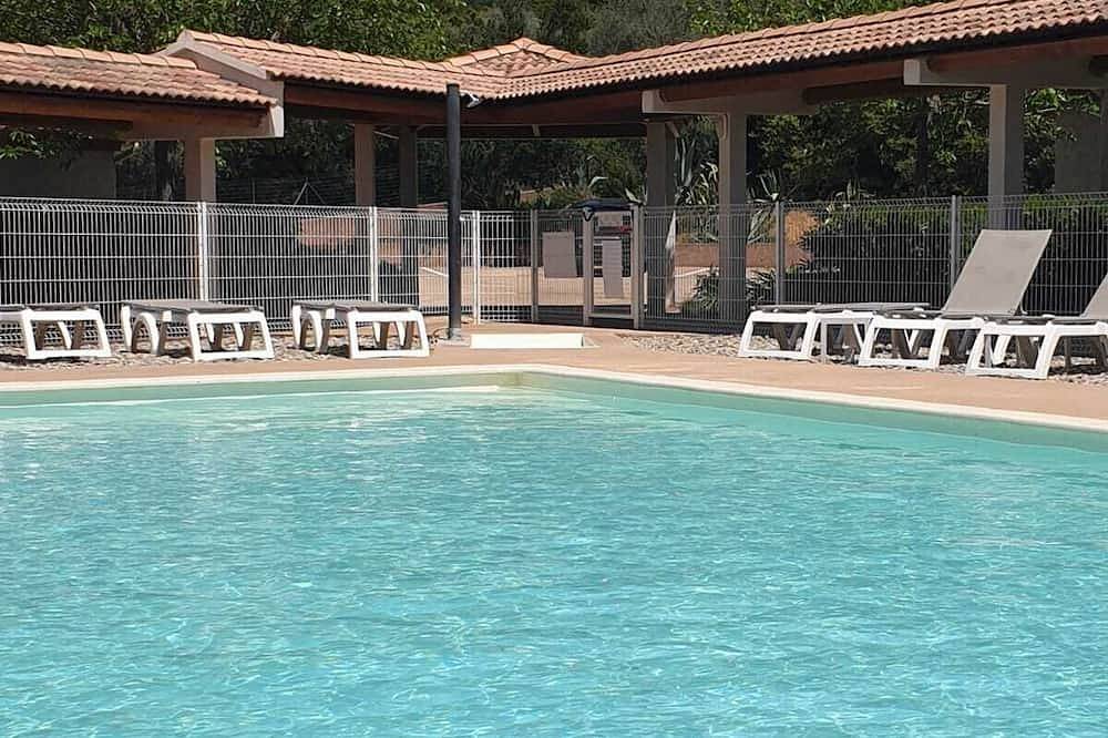 Appartamento intero, 3 bedroom apartment with swimming pool 3km from St Florent in Oletta, Calvi e dintorni