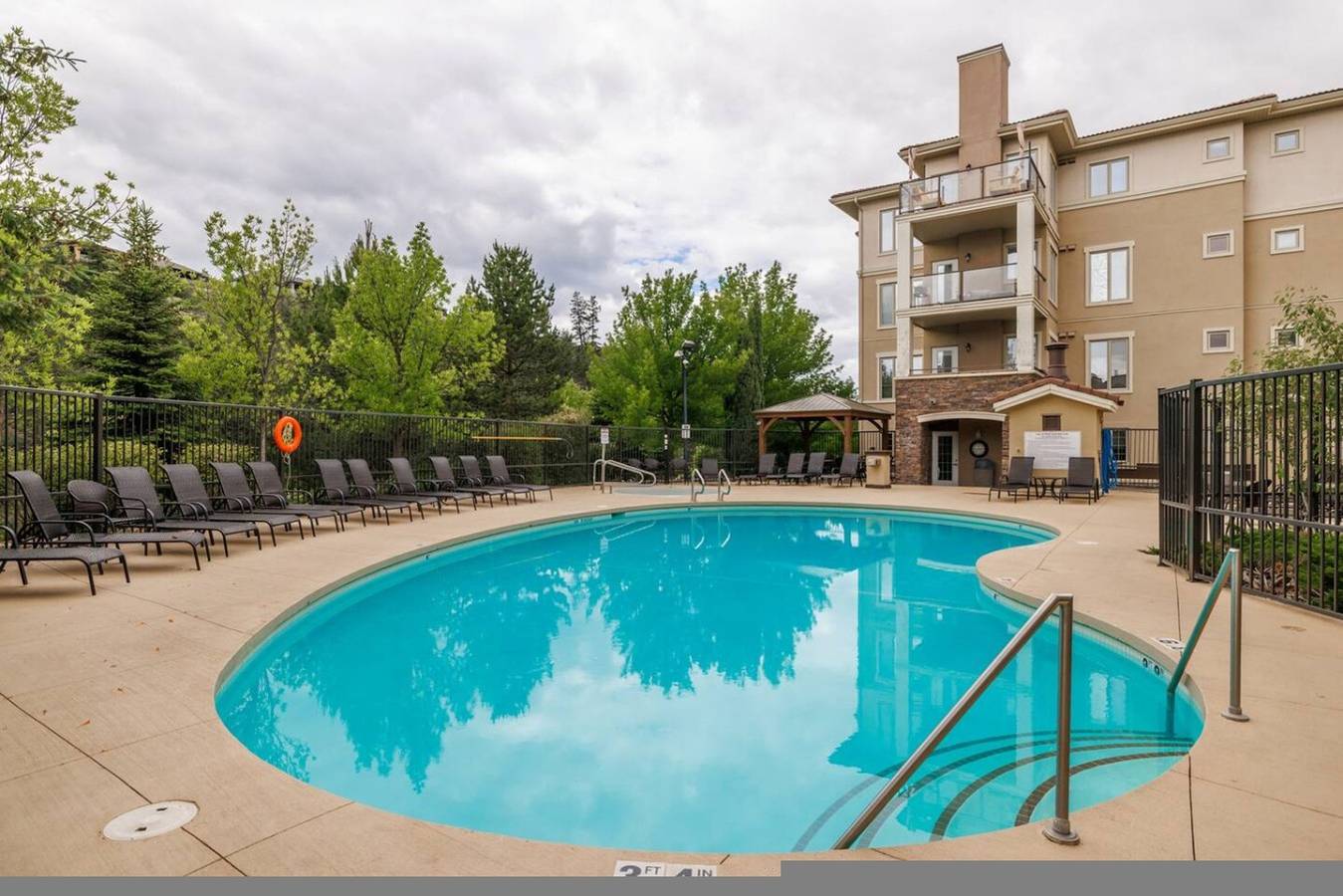 Ganze Wohnung, 2Br | Pool, Hot Tub, Golf, Ubc & Airport in Kelowna, Regional District of Central Okanagan