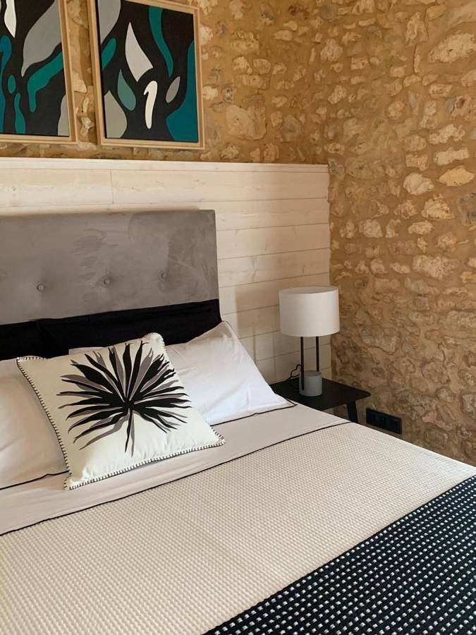 Gîte pour 2 personnes, avec piscine ainsi que vue et jardin, animaux acceptés à Saint-Laurent-des-Bâtons - 3