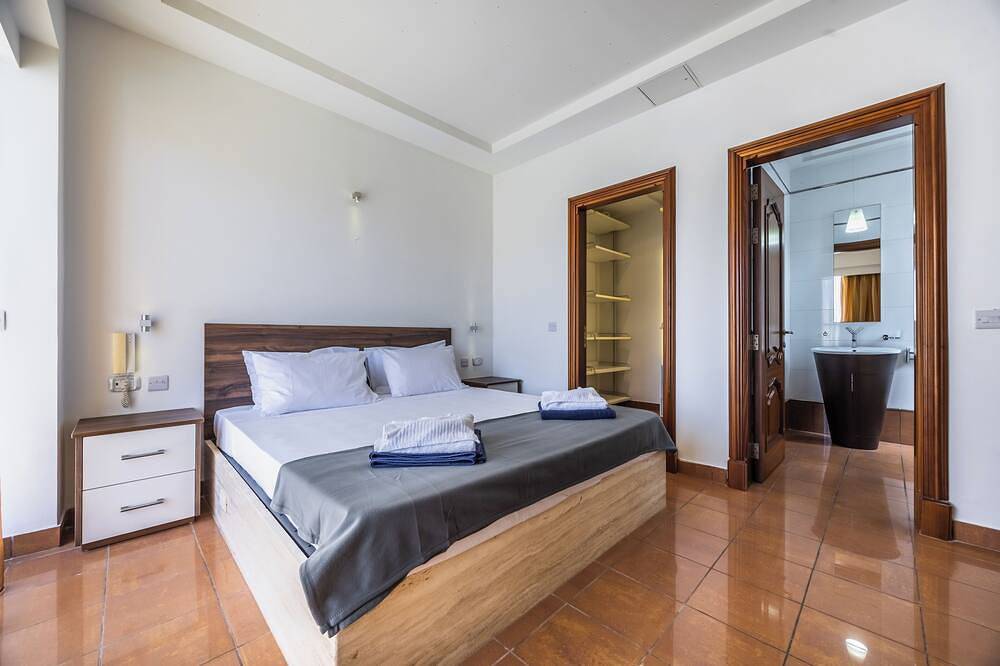 Ganze Wohnung, For those who prefer to cook their own meals, this kitchen is well-equipped and is a beautiful space to create heartly dishes!! <br>Towels and linen are included, Kettle, Toaster, Hair dryer, Washing machine, coffee maker, dishwasher, microwave. in il-Mellieha, Mellieha