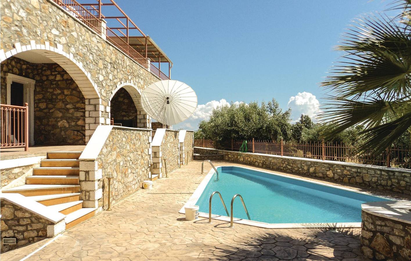 Apartment mit Meerblick, Pool und Terrasse, 300m zur Küste in Agios Andreas, Kynouria