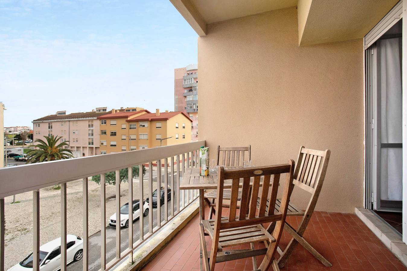 Apartamento entero, Apartamento 'A O - Aires' con terraza privada, balcón y Wi-Fi in Peniche, Leiria District