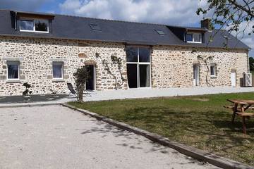 Gîte pour 12 personnes, avec jardin à Saint-Léonard-des-Bois