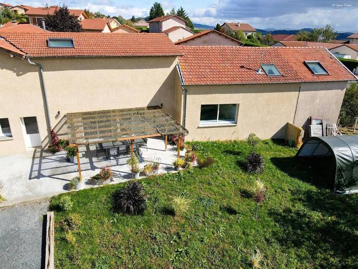Location de vacances pour 10 personnes, avec Terrasse ainsi que Jardin et Piscine à Panissières - 3