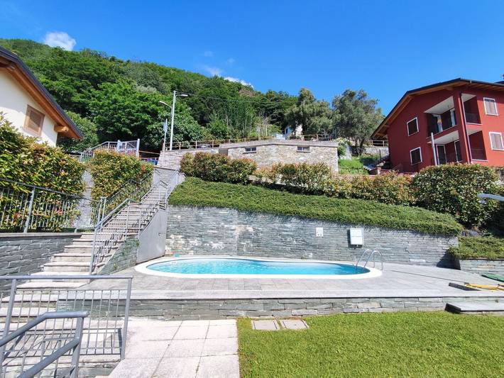 Ferienwohnung für 2 Personen, mit Balkon und Garten sowie Pool und Seeblick