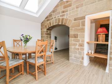 Home for 6 People in North Yorkshire, Photo 4